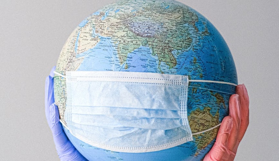 Globul pământesc cu o mască chirurgicală