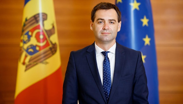 Barbat cu steagul UE și al Republicii Moldova în spate