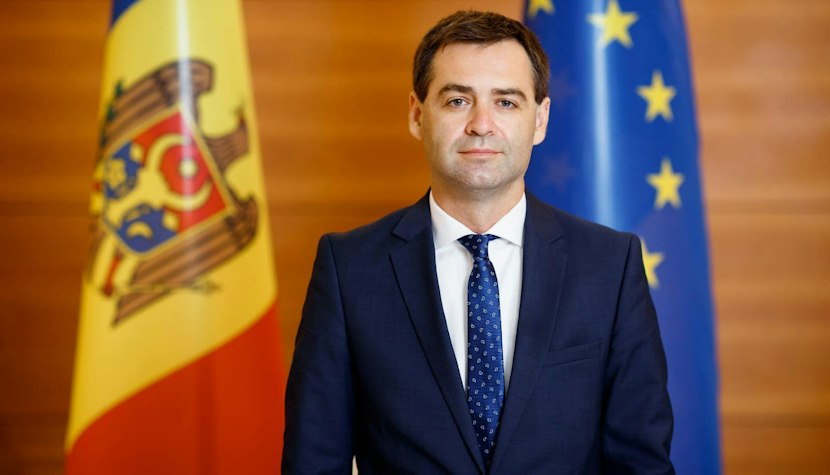 Ministrul de Externe al Republicii Moldova, Nicu Popescu Barbat cu steagul UE și al Republicii Moldova în spate