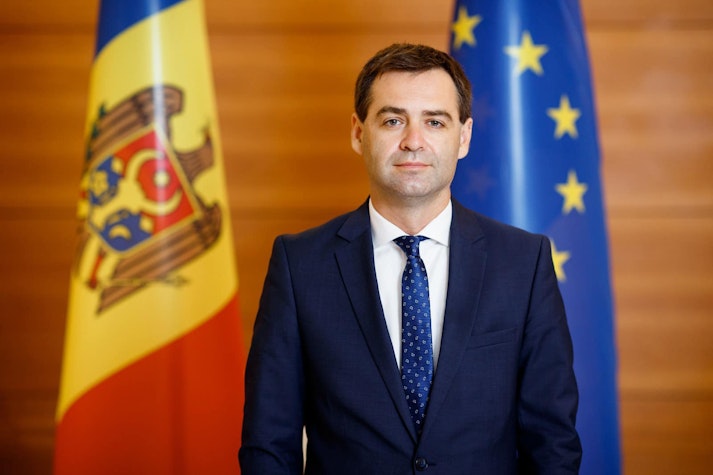 Barbat cu steagul UE și al Republicii Moldova în spate