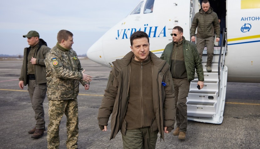 Volodimir Zelenski spune că nu va accepta ultimatumuri din partea omologului său rus, Vladimir Putin. volodimir zelenski a coborat dintr-un avion