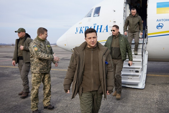 volodimir zelenski a coborat dintr-un avion