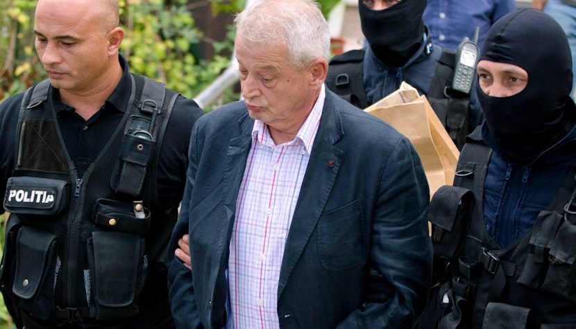 Sorin Oprescu Sorin Oprescu, flancat de politisti