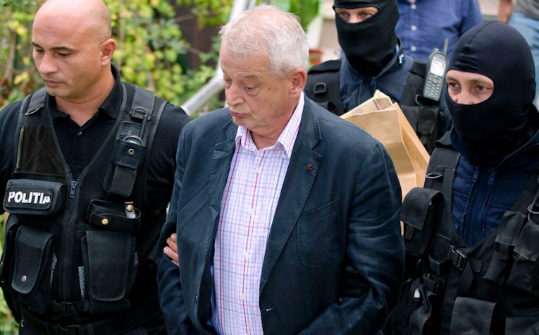 sorin oprescu, flancat de politisti