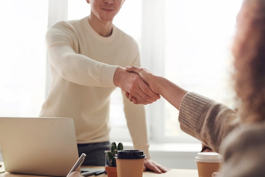 Două persoane semnând un contract de angajare