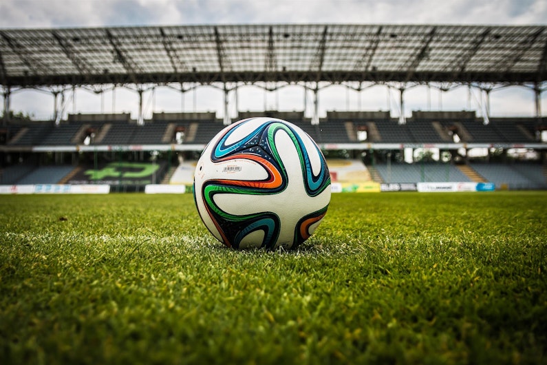 Minge de fotbal pe stadion