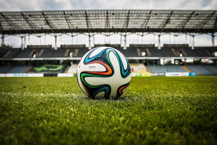 Minge de fotbal pe stadion