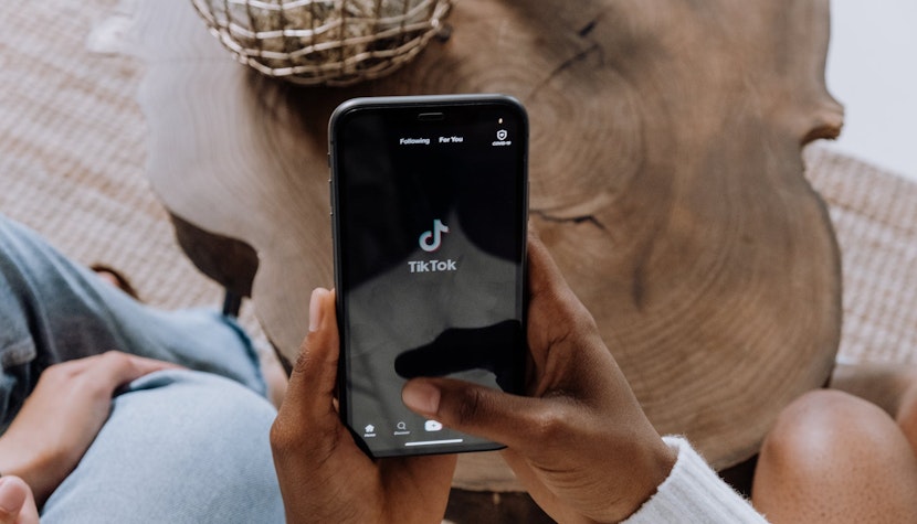 Utilizatorii vor descoperi dintr-un unghi inedit culisele festivalului, celebra paradă a vedetelor pe treptele de la Cannes şi întâlniri online cu diverşi artişti Platforma TikTok