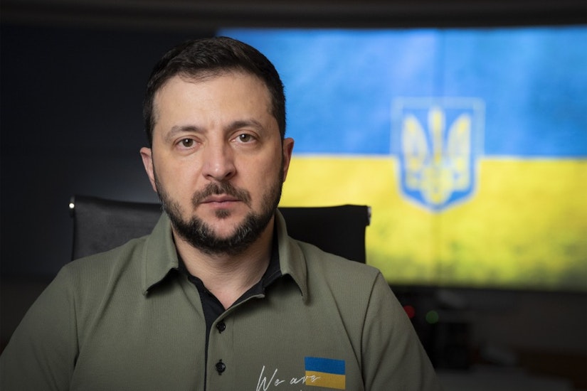 Volodimir Zelenski, cu steagul Ucrainei