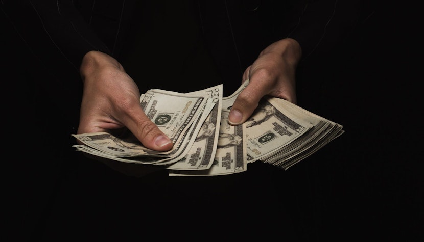 Românii cu venituri de 2.000-4.000 de lei ar urma să fie impozitați cu 10%. bani.