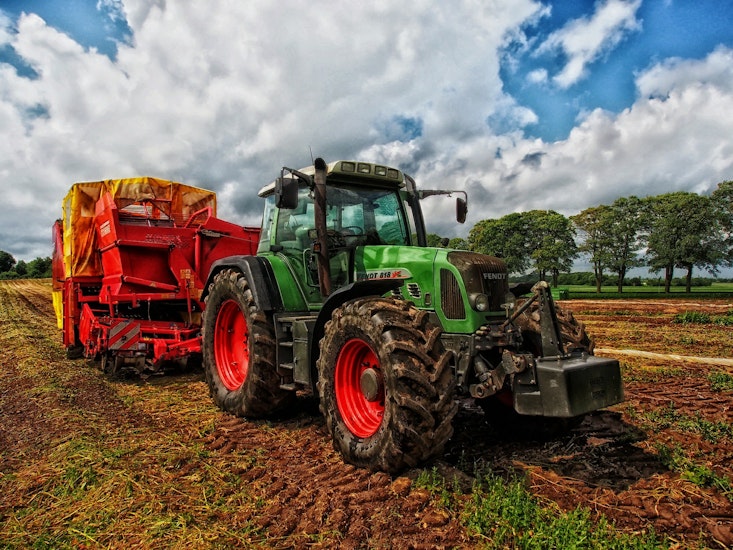Tractor pe câmp, cultivare, agricultură.