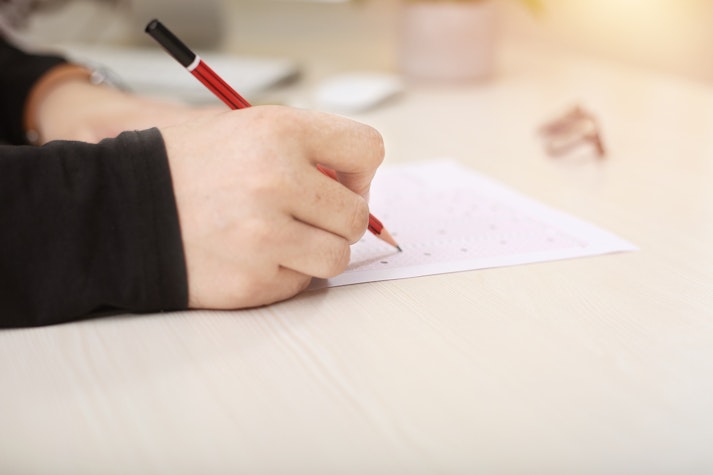 Elev în timpul unui examen