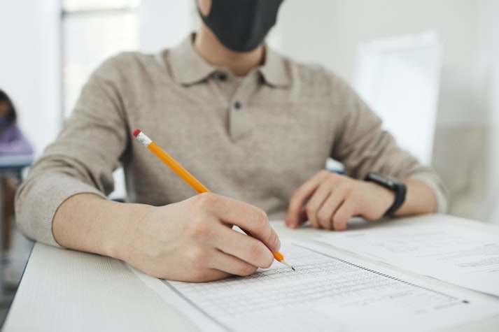 Elev în timpul unui examen