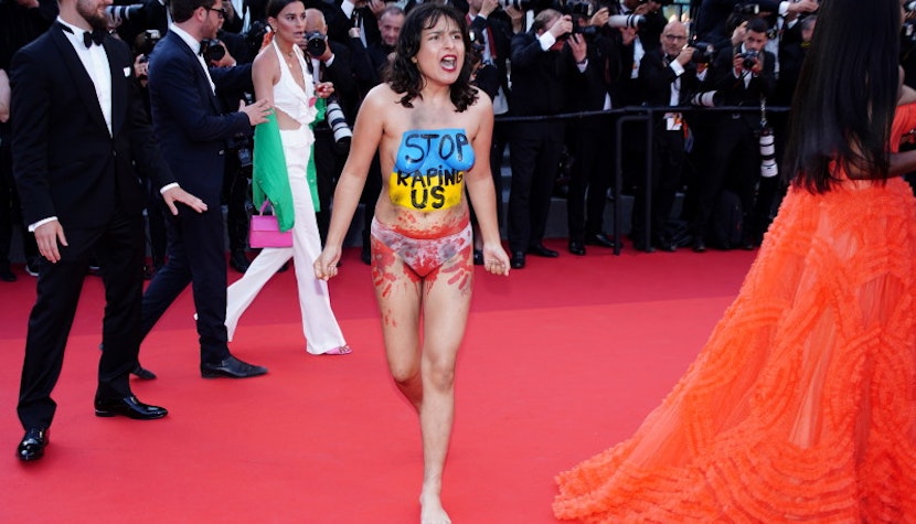 Protestul unei pe femei pe covorul roșu de la Cannes.