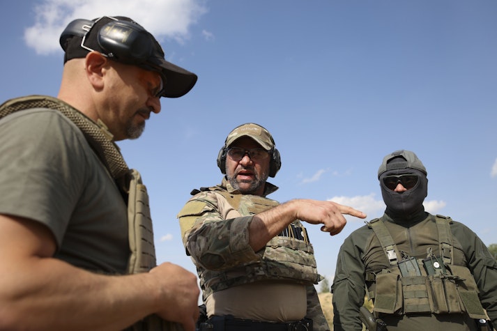 trei militari, dintre care unul cu cagula 