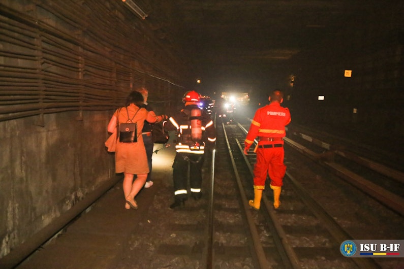 Oameni evacuați din metrou
