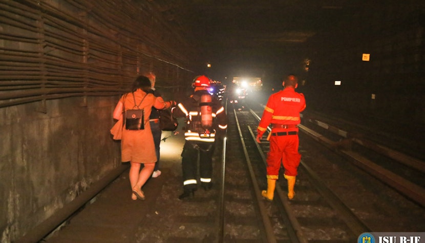 La stația de metrou Piața Romană se continuă intervenția pentru evacuarea călătorilor Oameni evacuați din metrou