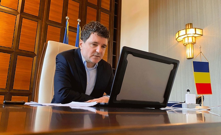 Nicusor Dan la laptop
