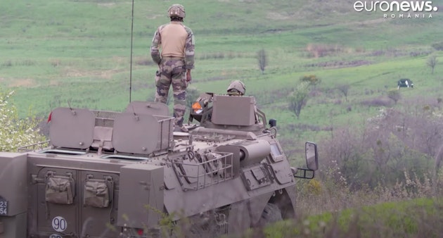 militari pe tanc