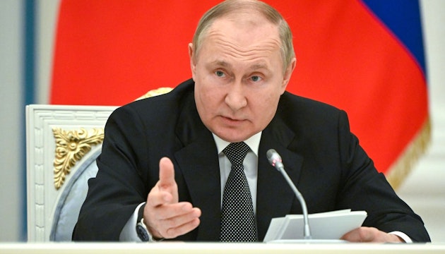 Vladimir Putin ține un discurs.