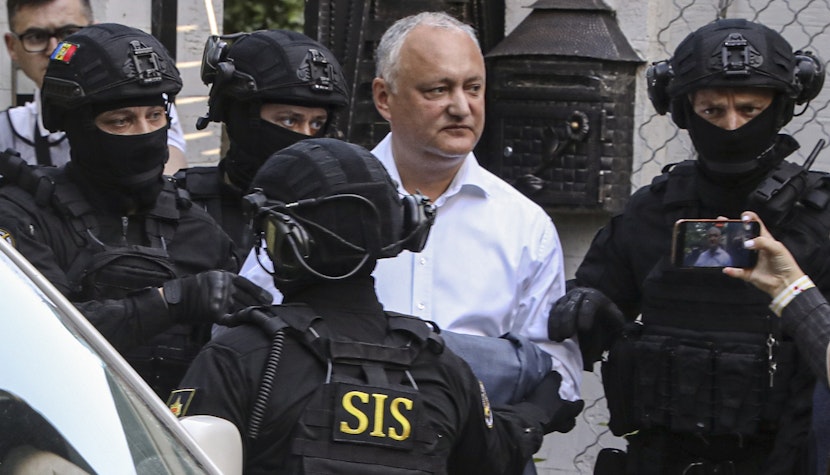 Arestul la domiciliu pentru fostul președinte al Republicii Moldova, Igor Dodon, a fost prelungit cu 30 de zile. Igor Dodon