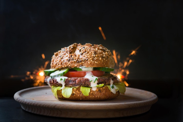burger cu carne de porc și legume, comandă Glovo.