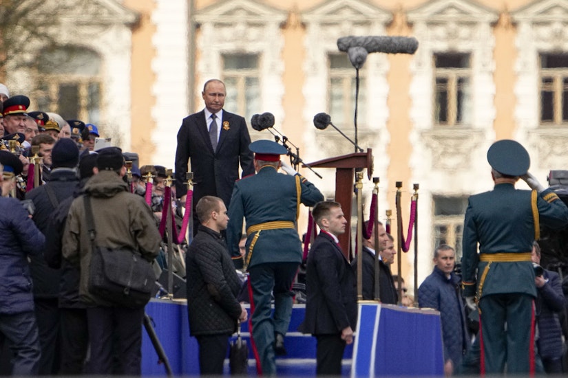 Vladimir Putin la costum si cu cravata
