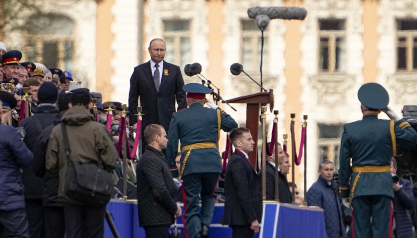 Vladimir Putin la costum si cu cravata