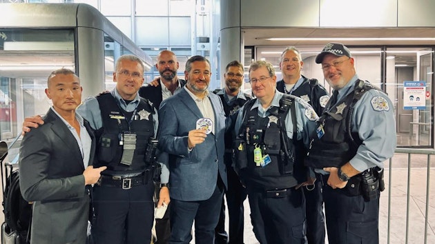 Senatorul republican Ted Cruz, alături de polițiști