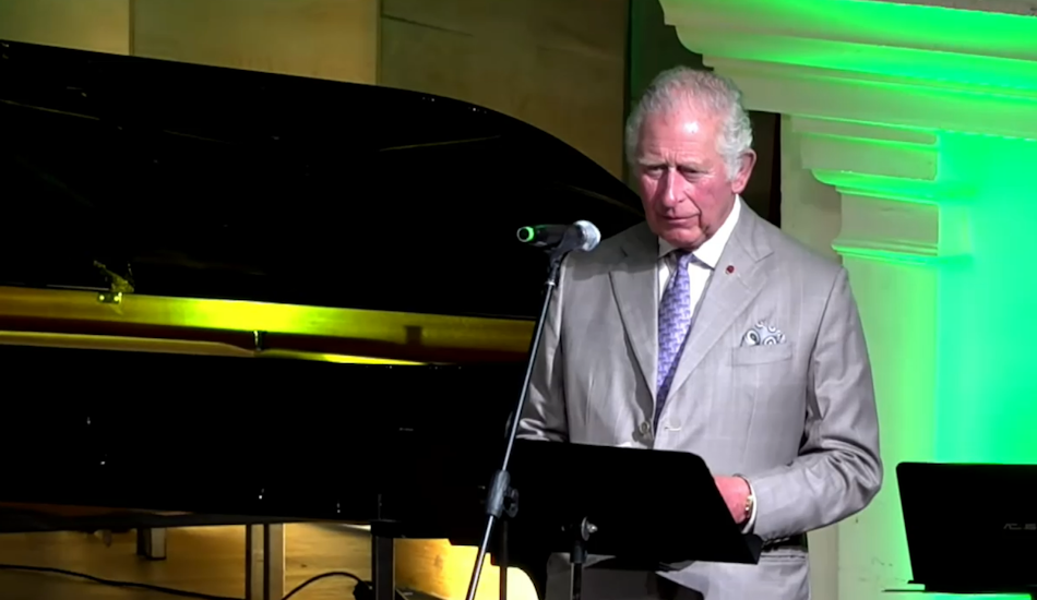 Prințul Charles ține un discurs.