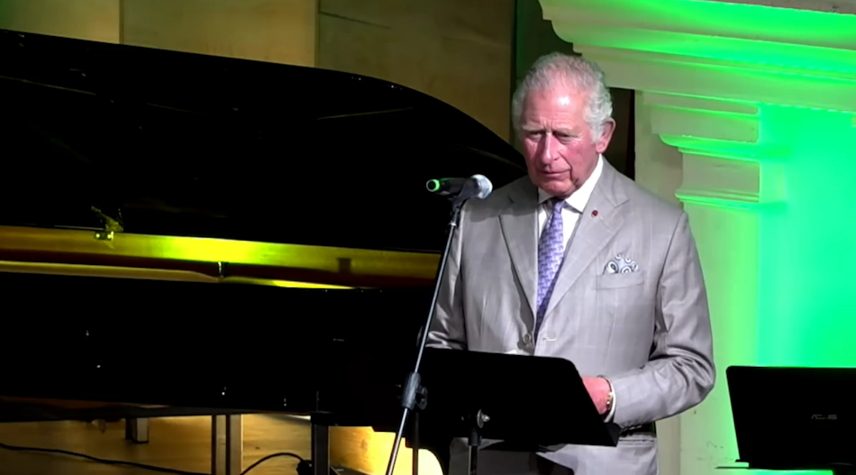 Prințul Charles ține un discurs.