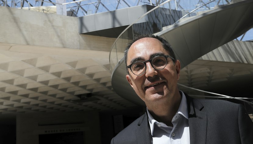 Președintele-director al Muzeului Luvru, Jean-Luc Martinez, pozează în timpul unei vizite la Muzeul Luvru, pe 23 iunie 2020, la Paris. Fostul președinte al Luvru este acuzat de trafic de antichități în timpul mandatului derulat între 2013-2021. Acuzațiile - complicitate la fraudă organizată și spălare de bani, potrivit magistraților parizieni. Acesta se află acum sub control judiciar.