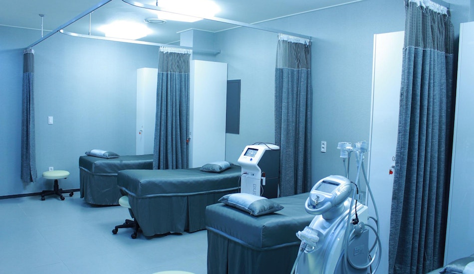 Spital cu echipamente medicale și paturi.