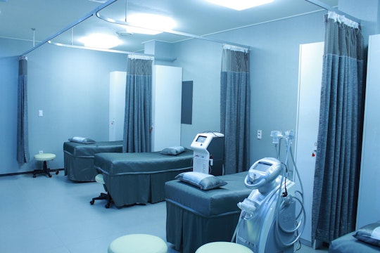 Spital cu echipamente medicale și paturi.