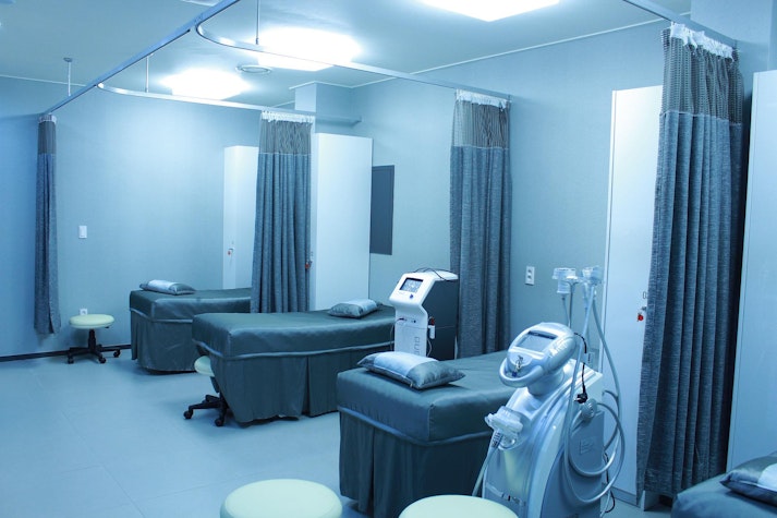 Spital cu echipamente medicale și paturi.