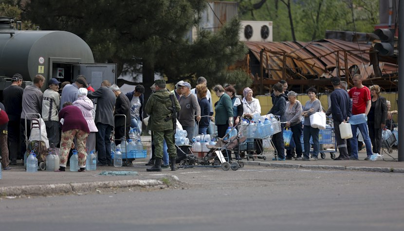 Locuitorii din Mariupol, la coadă pentru apa potabilă, furnizată de ocupanții ruși