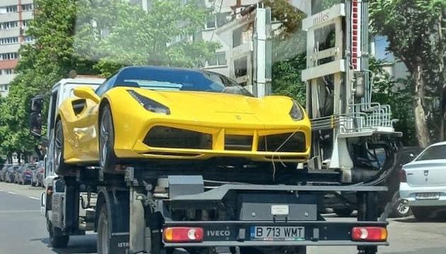 Ferrari galben pe platforma