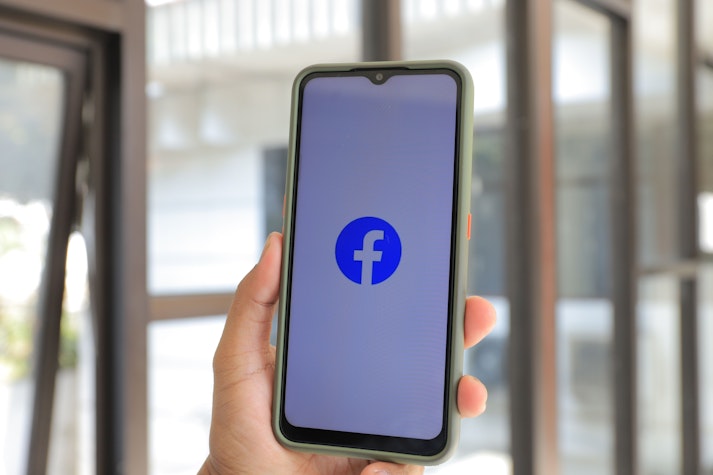 facebook pe telefon