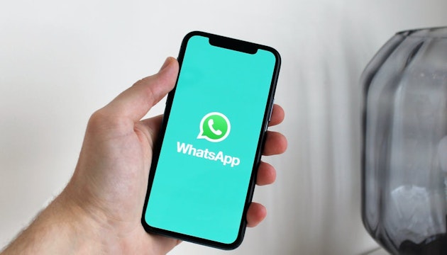 telefon deschis cu aplicația WhatsApp