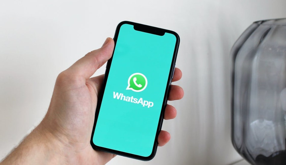 telefon deschis cu aplicația WhatsApp