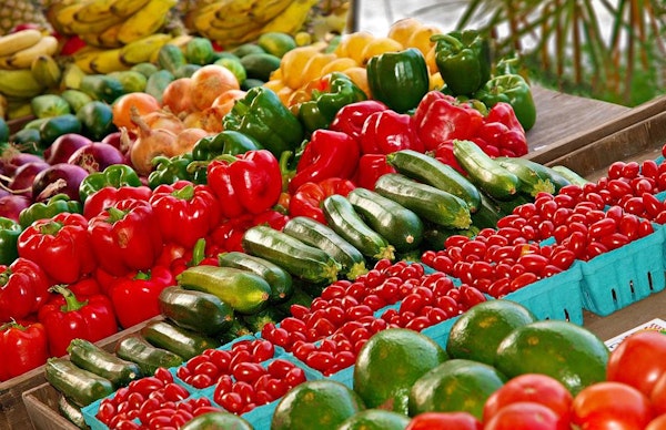 Piață cu legume și fructe