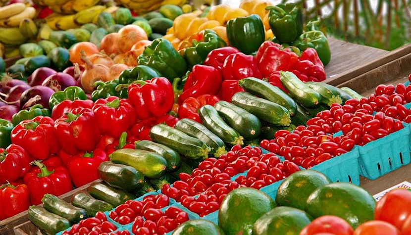 Piață cu legume și fructe