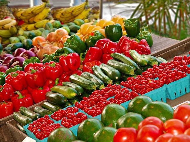 Piață cu legume și fructe