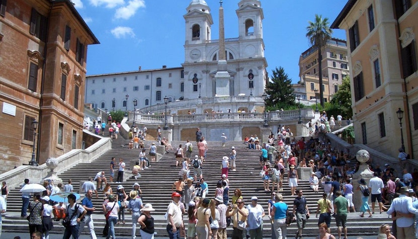Treptele Spaniole din Roma au fost vandalizate din nou, în mai puțin de o lună Doi turiști au aruncat o trotinetă electrică pe trepte