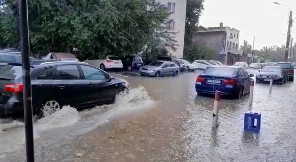 străzi inundate