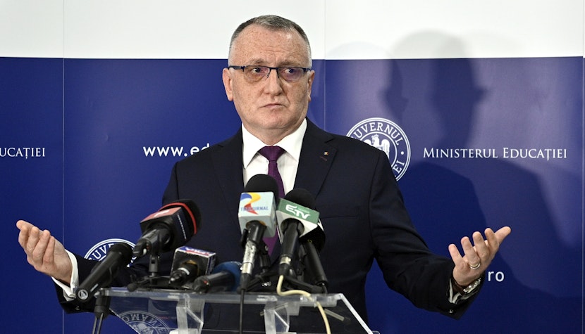 Nu trebuie să aducem competiția la vârste foarte fragede. Nu trebuie să demotivăm elevii prin exagerarea importanței acordate acestor festivități de premiere.