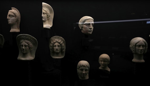Capete și jumătăți de capete votive din teracotă din secolele III și IV î.Hr. expuse la Muzeul de Artă Salvată