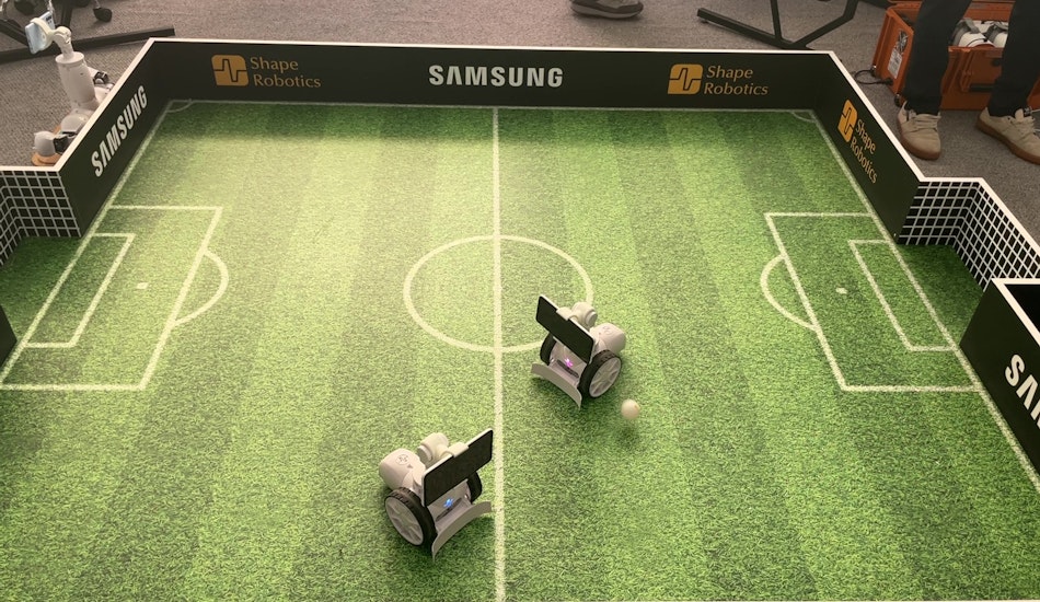 Roboți care joacă fotbal, controlați prin intermediul telefoanelor