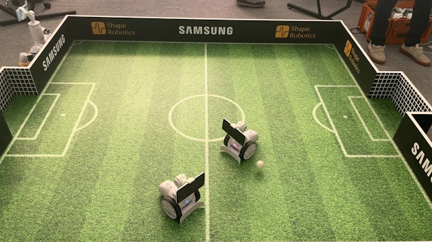 Roboți care joacă fotbal, controlați prin intermediul telefoanelor