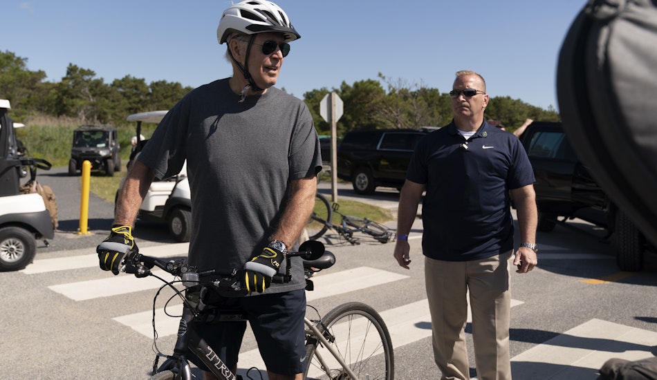 Preşedintele american Joe Biden, pe bicicletă 